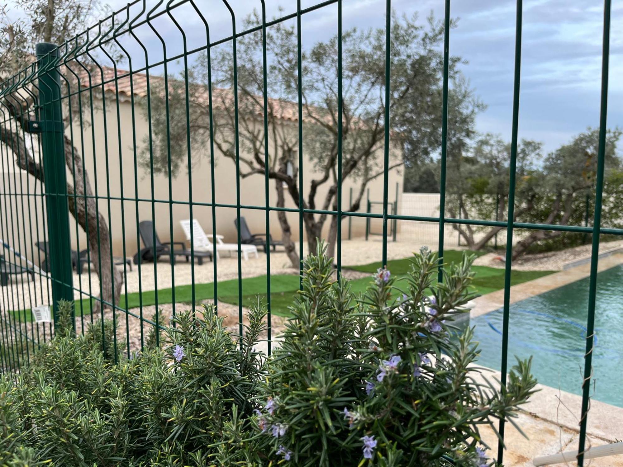 Chez Nous Hotel Merindol Exterior photo