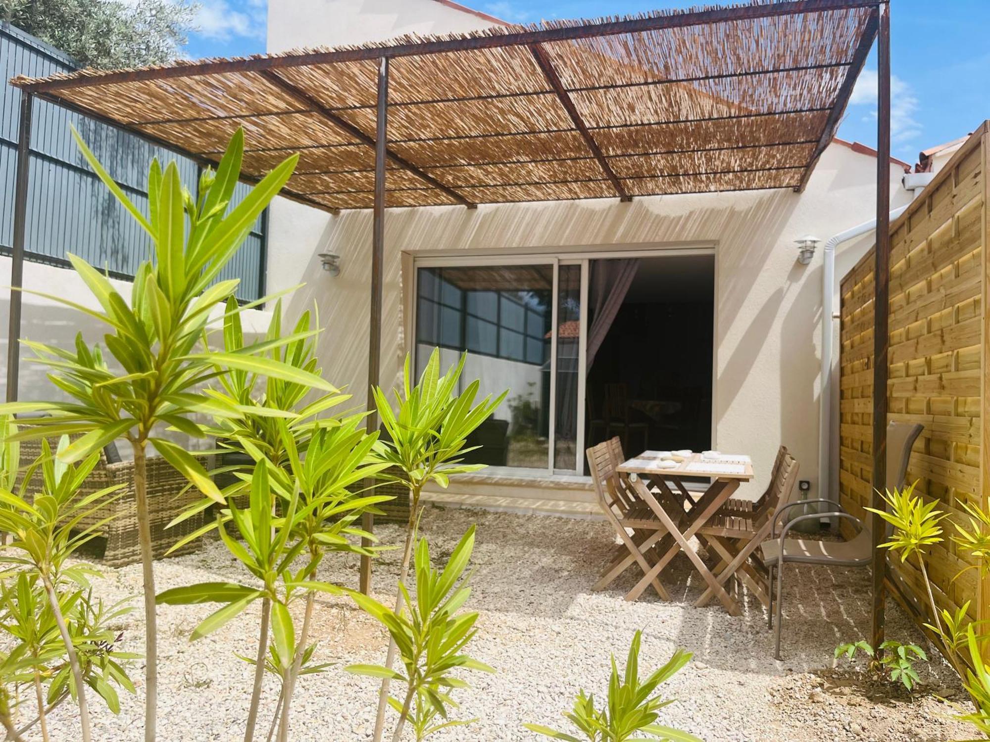 Chez Nous Hotel Merindol Exterior photo